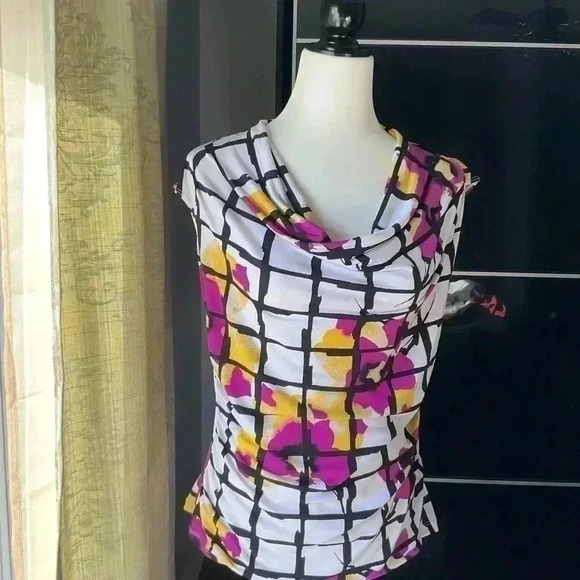 Tops - 🔥2/30$🔥Beautiful top. Very  versatile